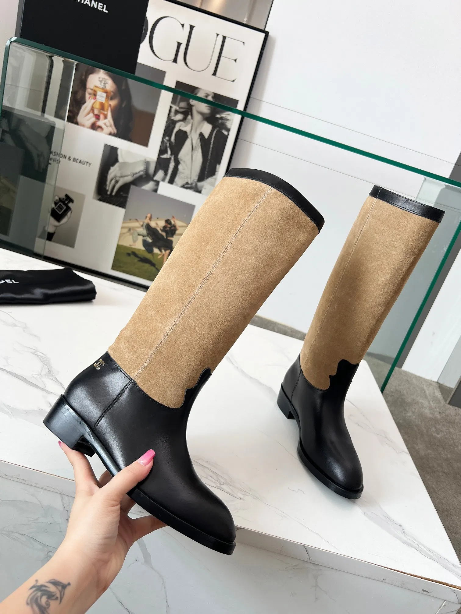 👟👟Ex-factory price 780👟👟 Top quality🔥Chanel Chanel 25 autumn and winter small fragrant suede color-blocked knight mid-high boots! Retro style boots Western cowboy boots! Unique western boot design with smooth curves and irregular edges like free lines in the wilderness! With a casual and free flavor. Let every step be uninhibited and refined! Whether it is paired with smart suit pants to create a cool urban style, or matched with an elegant dress to create a strong and soft aesthetic. Or pair it with jeans to create an authentic western style! The upper is made of first-layer cowhide stitched with suede. The lining is made of water-dyed cowhide. Code number: 35-40 (41 is custom-made and cannot be returned or exchanged). Comes with original bag.